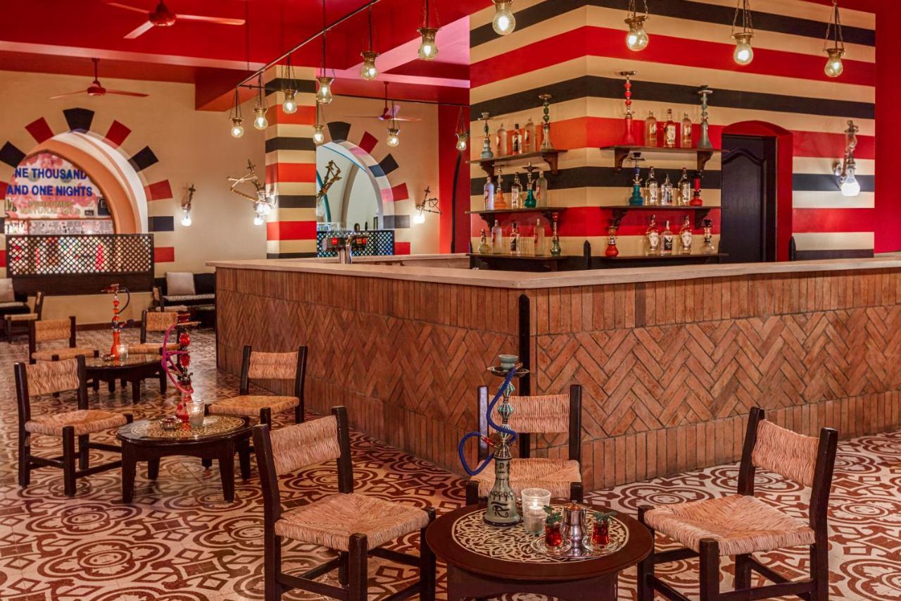Jaz Makadi Saraya Resort Hurghada Exteriér fotografie A hookah lounge in Cairo, Egypt